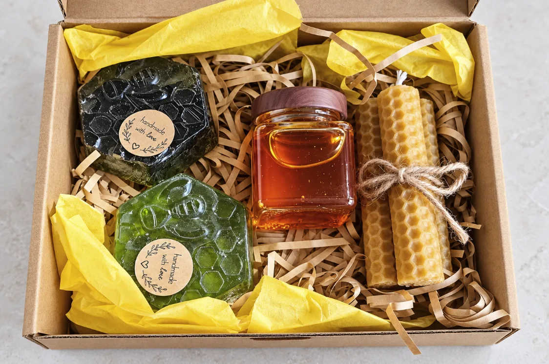 Lote Dulce: 2 jabones artesanales + miel + 3 velas de cera de abeja.
