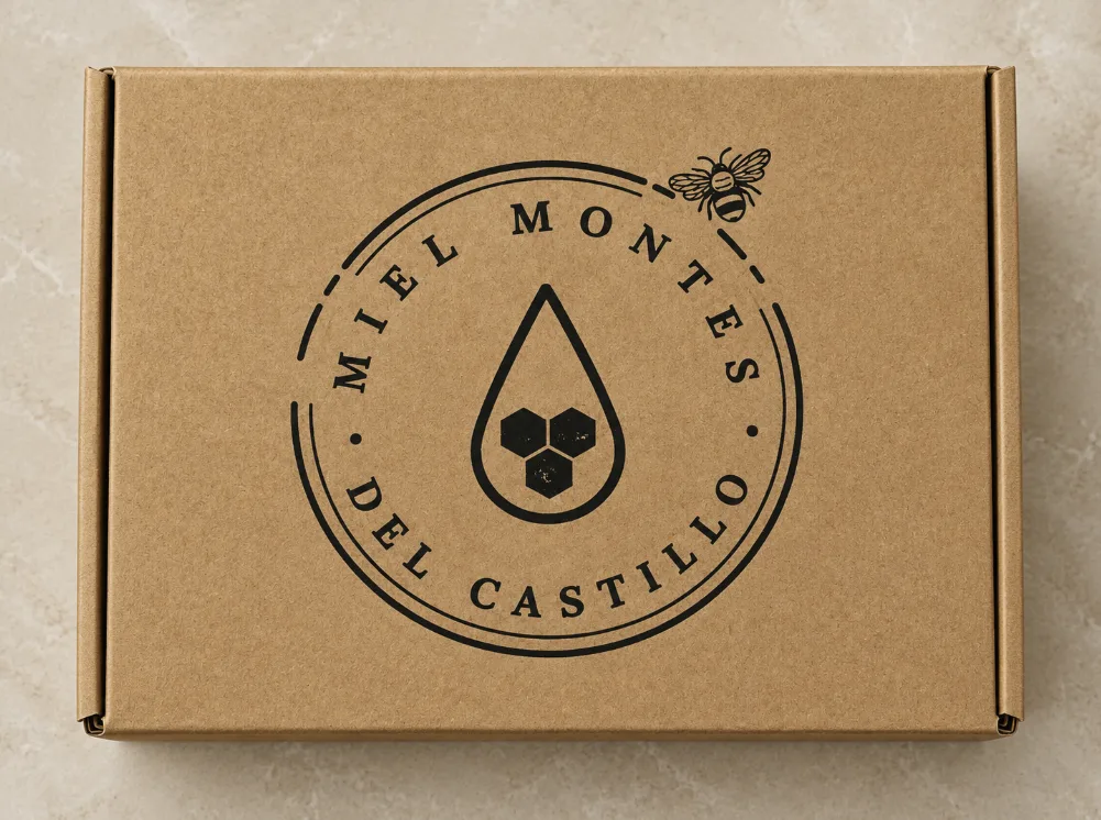 Caja de regalo cerrada con el logo de la empresa en la tapa